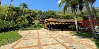 Vendo casa finca en parcelación sobre la vía que conduce de Amagá a Bolombolo, cerca a la Siria, 7000 m2 de lote, 760 m2 construidos. Casa principal con 5 alcobas, 4 baños, baño social, cocina integral, sala comedor, jacuzzi, casa de mayordomo con 1 alcoba, 1 baño, sala comedor, cocineta y una alcoba adicional para el conductor.