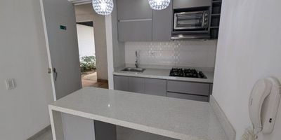 Gran Oportunidad. Venta de Moderno Apartamento en Barrio Ciudad Pacifica al Sur de la Ciudad de Cali.

Si buscas un espacio moderno, cómodo y con todo lo que necesitas, Este apartamento de 55 m² en el Conjunto Residencial Cuarzo, es la opción perfecta para ti. Ubicado en el primer piso, combina la comodidad de un apartamento con la sensación de tener tu propio espacio al aire libre, por su balcón que conecta con la zona verde del conjunto.
Disfruta de su diseño funcional que maximiza cada metro cuadrado. Cuenta con 2 habitaciones y 2 baños completos, ideal para familias pequeñas, parejas o como una excelente inversión.

Cuenta con cocina integral, zona de oficios y patio de ropas, asi q olvidate  de los problemas de espacio. Este apartamento incluye un patio de ropas independiente, un valor agregado que lo diferencia de la mayoría.

Vista Externa: Desde tu sala, tendrás una agradable vista externa que aporta luz natural y una sensación de amplitud.

Agenda Tu Cita ahora