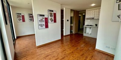 Codigo 931FR5126

¡Tu nuevo comienzo en el centro de Chía!
Funcional y moderno apartaestudio de 33.21 m² para estrenar, ubicado en una de las zonas más estratégicas de Chía, a pocas cuadras de la vía principal. Cuenta con una habitación, un baño, cocina abierta, zona de lavandería, y espacio para sala-comedor, ideal para quienes buscan comodidad en un ambiente acogedor. Incluye depósito.

Hace parte de un edificio inteligente con acceso por chip o sistema biométrico, y excelentes zonas comunes como terraza BBQ, gimnasio y parqueadero para visitantes.

Ideal para vivir o invertir. ¡Contáctanos y conoce tu próximo hogar!
