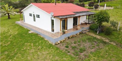Codigo 930FR2827

Vive la tranquilidad del campo a solo 1 hora y 40 minutos de Bogotá.
Se vende espectacular casa campestre con un terreno de 7.500 m², ideal para cultivo, ya que cuenta con reservorio de agua y excelente entorno natural.

La propiedad incluye una moderna casa de 110 m² construidos, con diseño funcional y acabados contemporáneos. Dispone de 2 habitaciones con baño en suite y clósets en mampostería, estudio, baño social, zona de ropas independiente, cocina abierta con barra estilo americano y un generoso espacio de sala-comedor con chimenea convencional, perfecto para disfrutar en familia.

Además, ofrece dos pérgolas ideales para relajarse al aire libre, casa de herramientas externa, y acceso por vía rural en excelente estado, transitable por todo tipo de vehículos.

¡La combinación perfecta entre naturaleza, comodidad y proyección agrícola!
