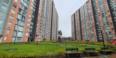 Apartamento en venta  Barrio Primavera, Bogotá  ¡Espacioso, iluminado y con excelente ubicación en Bogotá! Este  apartamento se encuentra en el barrio Primavera, un sector residencial tranquilo, con fácil acceso a transporte, parques y servicios. Hace parte de un conjunto construido por la reconocida Constructora Las Galias, lo que garantiza calidad en acabados y buen diseño arquitectónico.Características del apartamento 2 habitaciones, con excelente entrada de luz natural, 1 baño completo y bien distribuido. Sala-comedor amplia, con buena ventilación e iluminación natural, Cocina integral en excelente estado. zona de ropas independiente y ventilada. Parqueadero comunal, vista exterior y ambiente familiar.Características del Conjunto, cerrado, seguro y con vigilancia 24 7,zonas comunes bien mantenidas, cerca de avenidas principales, colegios, centros comerciales.
