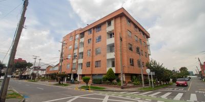 Descubre la elegancia y comodidad en este exclusivo apartamento ubicado en el barrio Quinta paredes el piso 3, cuenta con 3 habitaciones con closet  y 3 baños (1 Baño turco) Sala comedor, cocina integral. zona de lavandería, calentador a gas,  con una extensión de 155.57 metros cuadrados. Este inmueble ofrece un ambiente de lujo y sofisticación ya que esta completamente amoblado. Sus amplios espacios y acabados de alta calidad crean un ambiente acogedor y moderno. Cuenta con dos garajes cubiertos independientes para mayor comodidad Tiene vías de acceso como AV CLL 26 , AV ESPERANZA, Transporte publico cercano SITP y estación de Transmilenio Quinta paredes, cerca a la embajada americana y al centro comercial Gran Estación, supermercados y restaurantes.