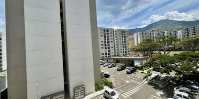 ALQUILO APARTAMENTO CALI, NORTE, CIUDAD GUABINAS, Conjunto Pijao.
Piso 4 con vista panorámica sin uso, Ubicado en sector muy tranquilo 
Esta vivienda con diseño moderno iluminada y aireada cuenta con sala, comedor, balcón, cocina americana, estudio, baño social, Dos Alcobas con clóset, principal con baño y vestier. No Ruido, parqueadero comunitario. La unidad cuenta con piscinas, salón social, juegos infantiles, zona de mascotas, parqueadero de visitantes.
El valor del alquiler incluye la admon