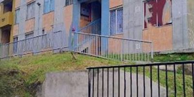 APARTAMENTO EN VENTA  USME - UBICACIÓN CALLE 77 SUR ENTRE CARRERA 1. Y 5.  ESTE  - PRECIO DE VENTA $125.000.000  - ADMINISTRACIÓN $50.000 - ÁREA 37,9 M2 - PISO 4. PISO ACCESO POR ESCALERAS - HABITACIONES 3 - SALA  COMEDOR - BAÑO 1 - COCINA ESPACIO ABIERTO PARA INSTALAR COCINA - VISTA EXTERIOR CON EXCELENTE ILUMINACIÓN - ESTRATO 1 - ANTIGEDAD 8 AÑOS - CARACTERÍSTICAS DEL CONJUNTO RESIDENCIAL, VIGILANCIA 24-7 - PARQUEADERO COMUNAL - SALÓN COMUNAL - LIBRE, NO TIENE HIPOTECAS.