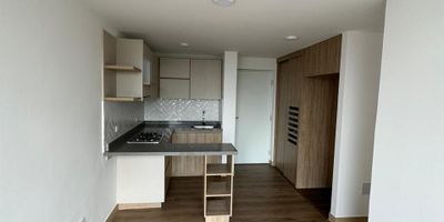 Apartamento en venta en El Japón Frailes en unidad cerrada, cerca a supermercados de cadena, rutas de transporte público y servicios complementarios de la zona. Cuenta con salacomedor, pisos en cerámica y laminado, hall de alcobas, tres habitaciones con closet, un baño, cocina integral tipo americano en mesón de Quartzone, estufa,calentador a gas y zona de ropas. La unidad posee de un parqueadero comunal descubierto, piscina, gimnasio, salón comunal, sauna turco, parques infantiles, placa polideportiva, zonas verdes, circuito cerrado de tv, vigilancia y portería las 24 horas. Inmueble sujeto a verificación de disponibilidad.