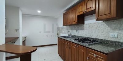 Excelente y acogedor apartaestudio comenzando la loma del indio, sector tranquilo y de fácil acceso, cuenta con una area de 30 mt2 distribuidos en cocina integral abierta, sala comedor, zona de ropas, alcoba con baño y closet, balcón y parqueadero. Ideal para una persona o pareja.
