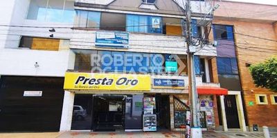 El edificio de tres niveles y terraza se encuentra estratégicamente ubicado en una zona céntrica y comercial de la ciudad. En la planta baja, dispone de dos (2) locales comerciales, con excelente visibilidad y accesibilidad por su amplia vitrina, Una (1) oficina con vitrina en vidrio templado y batería sanitaria. Los dos pisos superiores cuenta con cuatro (4) oficinas con distribuciones versátiles para adaptarse a diversas necesidades, cada una con su respectiva batería sanitaria privada. Cada una de ellas posee servicios públicos de agua y luz y matrícula inmobiliaria independiente.
