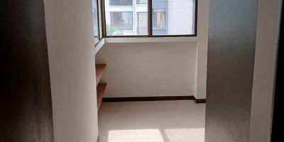 Descubre la elegancia y comodidad en este exclusivo APARTAMENTO en venta para inversionista por que genera renta, Con 3 habitaciones y 2 baños, cuarto  de empleada con baño cada espacio ha sido diseñado con meticulosa atención al detalle para brindarte el máximo confort. Disfruta de la tranquilidad y privacidad que ofrece este hogar, donde cada rincón refleja calidad y buen gusto. Con 1 parqueadero incluido, este inmueble es ideal para quienes buscan un estilo de vida sofisticado. No pierdas la oportunidad canon $ 1.700.000 incluida administración. ¡Haz de este lugar tu nuevo hogar! contacto 3163225751