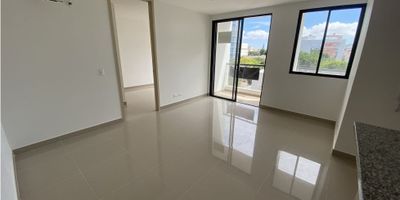 Estrena tu nuevo hogar en una de las zonas más exclusivas de Barranquilla. Cuenta con ascensor, una amplia habitación, cocina estilo americano con horno, sala, comedor y un balcón súper cómodo con gran ventilación e iluminación natural. Además, dispone de parqueadero privado y de visitantes, varias rutas de buses cercanas y fácil acceso a supermercados y tiendas para tu mercado y despensa.