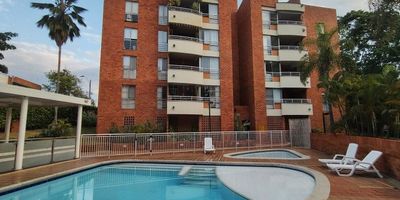 VENDO APARTAMENTO DE LUJO EN CIUDAD JARDIN CALI
Vive en uno de los mejores barrios de Cali, apartamento en cuarto piso con ascensor, recién remodelado con excelente gusto, 131 M2 de área construida, 3 habitaciones, la principal con baño, vestier y closet,  3 baños, estudio, cocina integral tipo americano, sala comedor amplia, fresca e iluminada gracias a su doble altura con balcón y excelente vista panorámica, 2 garajes y 2 depósitos amplios en sótano. Agradable Unidad con piscina, salón social, zona infantil y zonas verdes. No recibe sol directo. Excelente ubicación, cerca de comercios y parques. Ideal para vivir con tranquilidad y seguridad. Excelente inversión para vivir o rentar, Invierte en este apartamento y disfruta de la valorización garantizada en uno de los barrios más exclusivos de Cali, agenda tu cita ya.