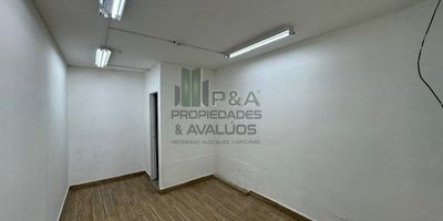 ¡LOCAL IDEAL EN EL MEJOR SECTOR DE ENVIGADO!
¡Te presentamos este hermoso local de 40m2 totalmente renovado y listo para iniciar tu negocio! Ubicado en Envigado, el barrio por excelencia para vivir, trabajar y disfrutar. 
Contamos con un amplio local comercial de 40m2, dividido de forma estratégica para optimizar el espacio. Cuenta con un baño completo y piso en cerámica para brindarle elegancia y facilidad de limpieza. 
¡La ubicación es inmejorable! Estamos a pocos metros de los mejores colegios de la zona y de reconocidos centros comerciales.
Además, contamos con fácil acceso al sistema de transporte público, lo que te permitirá recibir clientes desde cualquier parte sin problemas de parqueo.  
¡No dejes pasar esta gran oportunidad de invertir en uno de los sectores con mayor proyección y valorización de Envigado! Ponte en contacto con nosotros para agendar una visita.