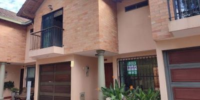 Bemsa propiedad raíz renta casa en Rionegro, sector gualanday, cuenta con 2 alcobas y un estudio que se puede usar tambiénn como una tercera habitación, 3 baños, cocina integral remodelada, salón comedor con chimenea, amplia zona de ropas con patio interno techado y garaje, cerca a san antonio de Pereira con facilidad de transporte para La Ceja y Llanogrande. 