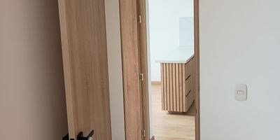 El apartamento es nuevo y esta totalmente remodelado, listo para estrenar. Es esquinero y exterior.