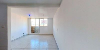 Apartamento en venta de 63m2, con vista exterior, ubicado en un 8vo piso (Torre 4 Apto 805), acceso por ascensor. Consta de 3 habitaciones, 2 baños, sala comedor, cocina integral y zona de lavandería. Tiene piso cerámico en todas sus zonas. El conjunto cuenta con salón comunal, zonas verdes, zonas para niños, cancha múltiple, piscina y vigilancia privada las 24 horas. Cerca a centros comerciales como Los Pinos y Alcaparros; cerca a almacenes de cadena como Éxito, Olímpica y D1; cerca a colegios como Infantes del Sosiego y Pedagógico Ingles ; cerca a universidad UNIMINUTO Madrid; Vías de acceso por la Carrera 22 y Calle 6 sur.  29366660130
