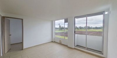 Apartamento en venta de 53M², con vista interior, ubicado en un 8o piso (Torre 1 Apto 708), acceso por escaleras y ascensor, parqueadero comunal. Consta de 3 habitaciones, 2 baños, sala comedor, cocina integral y zona de lavandería. Tiene piso cerámico en todas sus zonas. El conjunto cuenta con zonas verdes, zona de niños, salón comunal, zona BBQ y vigilancia privada las 24 horas. Cerca a centro comercial San Sebastián; cerca a almacenes de cadena como Tiendas D1; cerca a colegio Técnico Santo Tomas, Colegio San Juan Bautista de La Salle; cerca a Politécnico Grancolombiano; Vías de acceso por la Calle 8 Sur    36643719030
