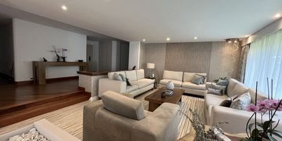 Exclusivo apartamento remodelado con espectacular terraza en La Cabrera

Ubicado en una de las zonas más prestigiosas de Bogotá, este moderno apartamento en La Cabrera combina diseño contemporáneo, comodidad y un entorno natural privilegiado. Cuenta con 212 m² de área interior y una imponente terraza de 172 m² con jardín, perfecta para disfrutar del aire libre, realizar reuniones sociales o simplemente relajarse en casa.

La propiedad ha sido completamente remodelada y ofrece una distribución funcional:

4 habitaciones, cada una con su baño privado, brindando privacidad y confort a todos los miembros del hogar.

Cocina abierta de diseño moderno, integrada a la zona social, ideal para quienes disfrutan cocinar y compartir.

Espaciosa sala-comedor con excelente iluminación natural.

Zona de lavandería independiente.

3 parqueaderos, lo que garantiza comodidad para toda la familia o visitas.

Este apartamento es una verdadera joya en una ubicación inmejorable. La combinación de amplios espacios interiores y una terraza privada con jardín lo convierte en una opción única en el sector.

Contactame para conocerlo!