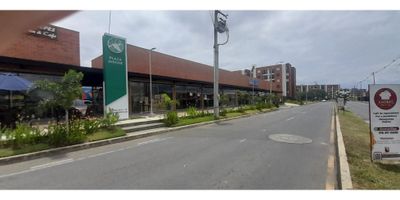 Local en alquiler en una de las mejores zonas de crecimiento urbanístico de Jamundí, Con una ubicación privilegiada, este local cuenta con un área de 18 Mts y un mezanine para bodega con la misma área, lo que lo convierte en una excelente opción para tu negocio establecido o emprendimiento.

En su interior, este local cuenta con todas las comodidades que necesitas para operar con éxito. Cuenta con servicios de agua, electricidad y gas domiciliario, lo que te permitirá realizar tus actividades sin inconvenientes. Además, cuenta con suelos de cerámica y ha sido recientemente reformado, para brindarte un espacio moderno y atractivo para tus clientes.

Pero no solo eso, su ubicación exterior también es una ventaja, ya que es una vitrina y se encuentra en una zona de acceso pavimentado y cerca de la zona urbana, lo que facilitará el acceso de tus clientes. También cuenta con parqueadero interno para visitantes, parques cercanos y está cerca del transporte público, lo que garantiza una excelente movilidad.

Otra gran ventaja de este local es su seguridad. Con vigilancia privada las 24 horas del día, podrás realizar tus actividades con tranquilidad y garantizar la seguridad de tu negocio. Además, se encuentra en una zona comercial y residencial, rodeado de zonas verdes, lo que lo convierte en un lugar agradable y acogedor para tu negocio.

Por último, pero no menos importante, este local cuenta con acceso para discapacitados, lo que significa que podrás llegar a un público más amplio y promover la inclusión en tu negocio. En resumen, este local tiene todo lo que necesitas para hacer crecer tu negocio en una de las mejores zonas de Jamundí. ¡Dinos cuál es tu idea de negocio, tu marca o tu emprendimiento! Y contáctanos para más información.
