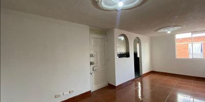 Apartamento en venta de 42 m², con vista interior, ubicado en un 6to piso (Torre 18 Apto 601), acceso por escaleras. Consta de 2 habitaciones, 1 baño, sala comedor, cocina integral y zona de lavandería. Tiene piso cerámico en todas sus zonas. El conjunto cuenta con zonas verdes, zona infantil, salón comunal y vigilancia privada las 24 horas. Cerca a centro comercial Micentro el Porvenir, Trébolis El Porvenir; cerca a almacenes de cadena como como Surtimax, D1; cerca a colegio Ciudadela Educativa de Bosa; cerca a Universidad Distrital Francisco José de Caldas; cerca a paraderos del Sitp; Vías de acceso por la Calle 54C Sur y Carrera 98.   33776347696
