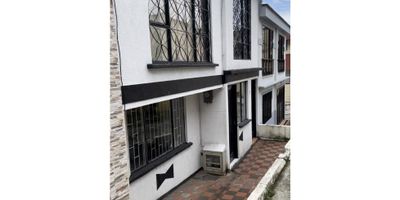 Te presentamos esta propiedad ubicada en Manizales - Caldas.

Esta casa situada en el sector de Álamos con un area construida de 124 m2, cuenta con:

✅ 2 pisos independientes (2 rentas)

✅ Cada piso tiene 2 habitaciones y 1 cuarto pequeño para estudio,

✅ 2 baños

✅ Sala comedor, cocina, patio, espacio de san alejo.

Renta mensual: $1.600.000

Gran oportunidad de inversión, agenda tu visita ya mismo. 

 
