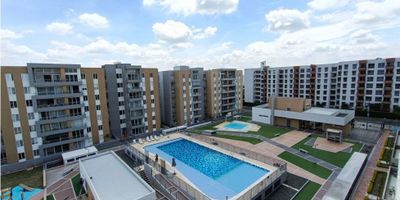 Vendo apartamento en piso 6, ubicado al sur de Cali, rodeado de naturaleza, colegios y universidades del sector, al lado de la universidad Autonoma de Occidente, con fácil acceso a importantes vías y medios de transporte.

Con un área total de 72 m2, este apartamento se destaca por su cómodo espacio. Una de las grandes ventajas de este apartamento es su distribución de 3 alcobas con closet, 2 baños, cocina integral abierta, zona de oficios independiente y un agradable balcón en sala comedor, con muy buena vista hacia la ciudad, lo que lo convierte en el lugar ideal para tu familia. Además, cuenta con un deposito y un parqueadero privado para que puedas estacionar tu vehículo con total comodidad y seguridad.

¡No esperes más y contáctanos hoy mismo para conocer este hermoso apartamento en venta! Tus sueños de tener un hogar perfecto en Cali pueden hacerse realidad con esta increíble propiedad.
