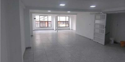 ¿Buscas un lugar ideal para montar tu negocio en una zona estratégica de la ciudad? Te presentamos este local para alquiler ubicado en una de las mejores zonas de la ciudad de Colombia. Con un área total de 150 metros cuadrados de terreno y una área construida de 90 metros cuadrados, este local cuenta con el espacio que necesitas para desarrollar tus actividades comerciales con comodidad.

Este local cuenta con una alcoba amplia y dos baños, lo que lo hace perfecto para adaptarlo a cualquier tipo de negocio que desees emprender. Además, cuenta con características internas que te brindarán la funcionalidad que necesitas, como agua y electricidad para garantizar un ambiente cómodo y seguro. El baño auxiliar también es un gran beneficio para tus clientes y empleados.

En cuanto a la apariencia del local, el suelo de cerámica o mármol le da un toque de elegancia y modernidad, dándole un aspecto atractivo y profesional. La luz natural y ventilación están presentes en todo momento gracias a las amplias ventanas que dan hacia el exterior.

Pero no solo el interior del local es importante, su ubicación es clave para el éxito de tu negocio. Este local se encuentra en una zona con acceso pavimentado, lo que lo hace fácilmente accesible para tus clientes y proveedores. Además, se encuentra en una zona cercana a colegios y universidades, lo que te brindará gran afluencia de estudiantes en busca de servicios o productos. El transporte público también está disponible en los alrededores, lo que facilitará el traslado de tus empleados y clientes.

Este local está ubicado en una zona comercial y residencial, lo que te brinda la oportunidad de atraer tanto al público que vive en la zona como al que trabaja en ella. Con una alta afluencia de personas, tu negocio tendrá mayor exposición y posibilidades de éxito. Además, la seguridad en esta zona es una de las mejores de la ciudad, lo que te brindará tranquilidad tanto a ti como a tus clientes.

En resume