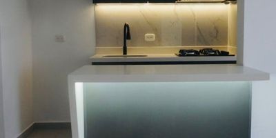 Apartamento para estrenar en Bosque Robledal, Rionegro. Piso 7, 48m², 2 habitaciones con clóset, 2 baños, cocina con zona de ropas, sala-comedor y balcón. Unidad con portería, piscina, gimnasio, coworking y más (zonas comunes se entregan en diciembre). Arriendo actual: $1.700.000; en diciembre sube a $2.000.000 por entrega de zonas comunes. Ubicado en zona residencial con buen acceso a transporte y comercio.