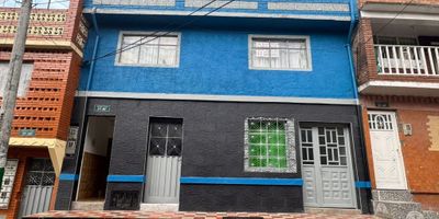 VENTA CASA SAN VICENTE SUR ORIENTAL RQ11925
AREA.L: 8X22.43: 179.40 M2 - AREA.C: 193.20  M2
1 NIVEL: local comercial con cocina zona lavanderia, una alcoba, 
un apto de 2 alcobas cocina 2 baños-al fondo 2 alcobas, cocina,baño, 
patio compartido. pisos ceramica
2 NIVEL: 4 alcobas, 4 baños, 2 cocinas, 3 alcobas, 1 hall, pisos en ceramica.
3 NIVEL; terraza, con 1 baño, servicio de 2 contadores de luz, 2 de agua, 2 de gas.
Sus amplios espacios y elegantes acabados la convierten en un verdadero tesoro arquitectónico. Desde su imponente fachada hasta cada rincón interior, cada detalle ha sido cuidadosamente diseñado para brindar confort y lujo. Con una ubicación privilegiada y vistas impresionantes, esta propiedad es ideal para aquellos que buscan un estilo de vida sofisticado y exclusivo. ¡Bienvenido a tu nuevo hogar de ensueño!