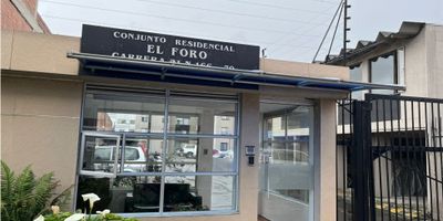 Se vende espectacular apartamento en CR. EL FORO – TOBERIN

Cuenta con 2 habitaciones la principal con closet, 1 baño ducha eléctrica, Cocina integral y zona de lavado, Altillo adecuado como habitación adicional. Pisos en cerámica y vista al interior del conjunto. Parqueadero rotativo. No tiene ascensor. 

Cuenta con los beneficios del conjunto residencial tales como vigilancia 24 horas, porteria, zonas verdes y zonas infantiles.

Ubicado cerca de la Calle de la 170, Autopista norte, Outlet de la 166, Parque principal de Toberín, estación de Transmilenio de Toberín y Portal Norte, Dollarcity, Éxito, Homecenter 
