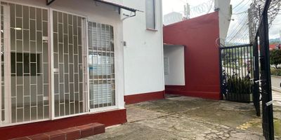 Se arrienda local comercial de 24,10 m2, ideal para oficina administrativa, consultorio o dispensario de medicamentos. Espacio bien distribuido, perfecto para optimizar la atención al cliente; área abierta, con iluminación natural y ventilación eficiente; configuración ideal para sala de espera, oficina privada, consultorio o punto de atención farmacéutica; en zona con alto flujo vehicular y peatonal, lo que garantiza visibilidad constante; acceso directo a avenida principal y cercanía a rutas de transporte público.