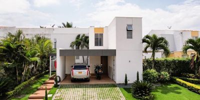 En venta casa de dos niveles en unidad Portales del castillo .
con amplios  y luminosos espacios,  un  acogedor ambiente  y acabados modernos.  Disfrutaras de dos niveles, cuatro  habitaciones, dos de ellas con baño privado, Vestier,  y baño entre alcobas; amplia sala comedor, cocina integral , zona de oficios, baño social, bodega de almacenamiento , cuarto de servicio, zona BBQ, dos terrazas cubiertas en primer y segundo nivel. su diseño permite parqueo para cuatro autos y una  hermosa zona verde con jardín exterior.
La unidad cuenta con piscina adultos y niños,  salón social , gimnasio,  yacuzzi, y senderos naturales.
Esta ubicada muy cerca a la avenida principal , rodeada de hermosas zonas verdes, próximo a  supermercados del sector y establecimientos comerciales.