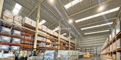 Bodega en venta,  Zona Franca Cartagena, Terreno total 2.276 m, Área construida total 2.276 m Área cubierta bodega 1.500 m, Distribución por niveles, Primer piso 15 m de altura   Bodega 1.349 m   Zona de picking 397 m   4 baños, Segundo piso mezanine   Área 397 m   Cocina y 2 baños, Tercer piso oficinas   Área 397 m   Oficinas con acabados y zonas comunes   4 baños, Ideal para operaciones logísticas y administrativas en zona franca