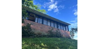 Venta de casa campestre sector totumo cerca a Ibagué, Esta espectacular casa campestre cuenta con siete habitaciones y seis baños, corredores amplios y suelo en cerámica, salón de eventos tiene capacidad para hasta 70 personas, ideal para celebraciones o reuniones especiales.

En el exterior, encontrarás una gran piscina privada, jacuzzi, zona BBQ y una cancha de vóley playa, todo rodeado de zonas verdes. También cuenta con parqueadero para cuatro vehículos y espacio adicional para visitantes.

Incluye una casa adicional para cuidador, equipada con dos habitaciones, un baño, sala y comedor.

Ubicada en una zona de fácil acceso, perfecta para vivir con comodidad, contáctanos para más información o para agendar una visita.

