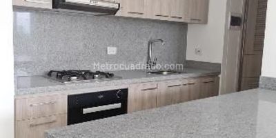 Apartamento en Bochalema con excelente ubicación y un ambiente tranquilo
Tiene setenta y un metros cuadrados construidos y sesenta y tres metros privados
Se encuentra en un quinto piso con una vista agradable y muy buena iluminación
El apartamento es fresco porque no recibe sol en la tarde y tiene acabados modernos
La distribución cuenta con sala comedor hall de alcobas balcón dos alcobas estar de televisión dos baños cocina integral con gas zona de oficios depósito y parqueadero
El conjunto ofrece portería veinticuatro horas lobby gimnasio canchas múltiples juegos infantiles parque para mascotas senderos peatonales y jardines con zonas verdes
Alrededor hay parques gimnasios restaurantes supermercados centros comerciales colegios universidades y clínicas