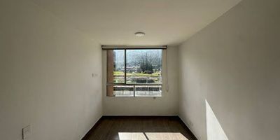 Apartaestudio en arriendo. Ubicado en la 170 con 8va. En un quinto piso con vista exterior hacia los cerros. Con excelente iluminación natural. Cuenta con una sala comedor, con ventana amplia, incluida con blackout. Cocina  calentador eléctrica, con zona de ropas. Habitación independiente con closet. Un baño completo, todo en pisos en cerámica. En conjunto cerrado, con muy buenas zonas sociales, para ti, tu familia, y mascotas.