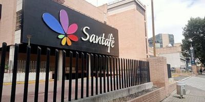 Oficina en CC Santafé ,cuarto piso con ascensor ,ubicada en torre empresarial ,ascensor de carga ,opción de baño interior y de parqueadero.