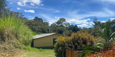 Lote independiente disponible para el arriendo  ubicado en la vereda la Honda del municipio de Guarne , el lote cuenta con un area total de 10.000mts , una construccion tipo bodega  de aprox 120mts, sector muy tranquilo y rodeado de Naturaleza .