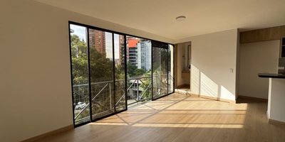 Aparta estudio dúplex en arriendo en Medellín, sector loma de los Parra, cuenta con un área de 75 m2, habitación con vestier y baño, cocina integral, sala comedor, espacio para biblioteca, baño social, parqueadero y cuarto útil, cuenta con zonas verdes, club house, piscina y turco