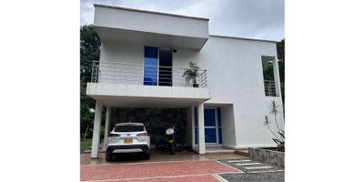 CASA VENTA SECTOR SAN CARLOS VIA EL TOTUMO EN IBAGUE Moderna casa campestre de dos pisos Uun lugar tranquilo y rodeado de naturaleza, a pocos minutos de la ciudad cuenta con tres alcobas, tres baños, sala de star y una amplia terraza perfecta para disfrutar del entorno natural. Su cocina tipo americano con acabados modernos.

El área exterior incluye zona BBQ y garaje con capacidad para dos vehículos. Cada rincón de la casa ha sido diseñado con materiales de excelente calidad, brindando una experiencia de vivienda cómoda, luminosa y con una conexión directa con la naturaleza.
