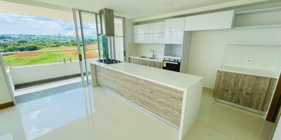 Oportunidad de inversión en Altos de Ciudad Jardín sur de Cali
Ubicado en sexto piso con ciento dieciocho metros cuadrados y una vista espectacular
Tiene tres habitaciones la principal con baño vestier y balcón las otras dos con closet
Cuenta con tres baños estudio sala y comedor amplios y cocina americana moderna
Es fresco iluminado y no recibe sol en la tarde con un entorno campestre tranquilo y exclusivo
Cerca de universidades zona comercial y gastronómica y con excelentes vías de acceso
Se vende por setecientos cincuenta millones o se alquila por tres millones seiscientos mil incluida la administración