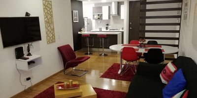 Arriendo exclusivo apartamento en el sector de  santa barbará occidenta, consta de 89m2 distribuidos en 2 habitaciones amplias con closet, 3 baños (2 privado, 1 social), amplia sala comedor con iluminación natural. El apartamento incluye 2 parqueaderos cubiertos. Cod: 4670