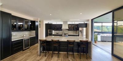 Se vende  Casa  Envigado, Alto de las palmas 

Área 2477 mdts2 
Nivel 3
Vista panorámica 

Amplios Espacios Distribuidos en 4 Alcobas, 7 baños, Estudio sala comedor,  cocina integral, zona de ropas, Terraza, balcón, 6 Parqueaderos, Cuarto Útil 

Excelente ubicación 
Unidad cerrada, vigilancia 24 horas, jacuzzi, Sauna , zona de BBQ, zonas verdes, zona Campestre 
Estrato 6
Precio $ 3950 Millones Negociables