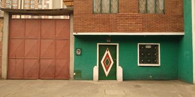 Casa en venta en Jericó Fontibón. Cuenta con Dos Habitaciones, un baño, cocina, sala comedor y parqueadero. este inmueble tiene uso industrial por lo cual esta destinado para este uso. esta rodeado por bodegas industriales y fabricas. el precio es totalmente negociable, no te pierdas esta gran oportunidad. 