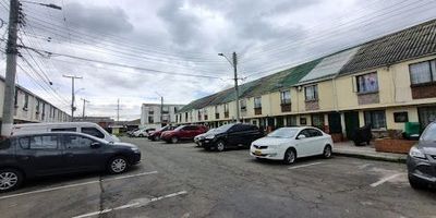 1498 Casa en urbanización Serrezuelita Mosquera Cund, cerca a centros comerciales, almacenes, bancos, colegios, hospital, facil acceso vehicular y excelente transporte publico. A pocas cuadras de parques y zonas verdes. La casa está totalmente terminada, consta de tres niveles, cuatro alcobas, tres baños, sala comedor, cocina integral, patio de ropas. La urbanización cuenta con parqueadero comunal relación 1 a 1. Contactanos.