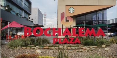 ARRIENDO LOCAL COMERCIAL EN BOCHALEMA PLAZA – CALI!! Se ofrece en arriendo local comercial ubicado estratégicamente en Bochalema Plaza, al sur de Cali, sobre la Avenida Panamericana con Carrera 109. El local cuenta con un área de 32 m², entregado en obra blanca, un baño privado y un mezanine que puede ser utilizado como bodega. Dispone de aire acondicionado y contador de energía a 220V. No cuenta con servicio de gas domiciliario. Este espacio es altamente versátil y se puede adecuar según la necesidad del negocio. Ideal para: • Ferretería • Veterinaria • Salón de belleza • Barbería • Empresas de mensajería • Comida preparada, entre otros. Características adicionales: • Excelente iluminación natural • Bahía de parqueo exterior • Cercanía a plazoleta de comidas • Vigilancia privada 24/7 • Ascensor en parqueaderos • Parqueaderos en sótano y bahía • Más de 35 locales en el centro comercial • Góndolas y cajeros bancarios • Plataforma comercial con alto flujo peatonal • Ubicado en zona residencial, rodeado de universidades y colegios del sector • Frente a la Terminal Sur del MÍO • A pocos minutos del CC Jardín Plaza, estaciones de gasolina y parques ¡Una excelente oportunidad para emprender o expandir tu negocio en una zona en crecimiento y con alta proyección comercial!
