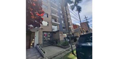 ?Arriendo  Local Laureles Edificio Portales, Medellin?

✅ Características:


 
 Cuenta con  aire acondiciónado, 1 baño.
 
 
 área: 18 mts
 
 
 Piso: 1
 
 
 Estado: Usado
 
 
 Parqueadero: No
 


? Entorno:


 
 Barrio Laureles: tranquilo, seguro y muy agradable para trabajar.
 
 
 Cerca de supermercados, panaderías, cafés y restaurantes.
 
 
 Zona muy bien valorada por su ambiente familiar y ordenado.
 
 
 Ideal para negocios que quieran buena visibilidad y comodidad para clientes.
 


? Puntos de Referencia Cercanos:


 Parroquia Santa Gema (a pocos pasos, ideal como punto de encuentro).
 
 Éxito Laureles, Centro Comercial Los Molinos y Arkadia.
 
 
 Colegios, universidades y zonas comerciales muy cerca.
 
 
 Acceso rápido a la Avenida 80 y a la Calle 33.
 


? Rutas de Transporte:


 
 Buses cercanos: líneas 190, 193, 303, 316 y C3‑001 (paradas a 4 minutos caminando).
 
 
 Metro: estación Estadio a 24 minutos caminando.
 
 
 Metroplús y rutas alimentadoras disponibles en la Avenida 80, a pocas cuadras.
 
 
 Fácil acceso desde cualquier punto de la ciudad.
 



 
  ?  Aprovecha esta oportunidad para establecer o expandir tu negocio en un lugar de alta demanda!
 


