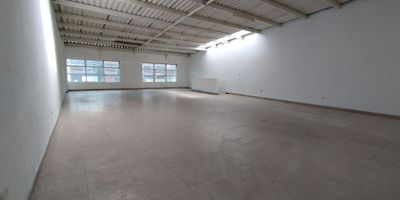 COD. 3145 Gran oportunidad de negocio, local de aproximadamente 200M2, estrato 3, segundo piso, iluminación natural, área libre para adecuarlo según necesidad, cuenta con un baño. Ubicado en zona comercial, cerca a tiendas de bicicletas, talleres de servicio Automotriz, Centro de repuestos para automóviles, Parroquia Santísima Trinidad, Hospital Infantil Universitario San José. Vías de acceso, Avenida Calle 68, Calle 72, Avenida NQS.
Uniproyectos donde cada puerta es una bienvenida, te esperamos.