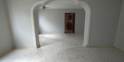 Apartamento en arriendo en El Tabor, ubicado en unidad cerrada cerca a centros comerciales, supermercados, restaurantes, parques, colegios, rutas de transportes público. Cuenta con 3 habitaciones, 3 baños, sala comedor, estar de tv, pisos en granito y cerámica, cocina semi integral con mesón en acero y granito, baño de servicios, zona de ropas, parqueadero, vigilancia y porteria 24 horas.