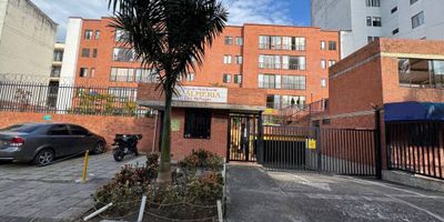 Tu nuevo hogar te espera en Almería del Refugio

Se vende hermoso apartamento ubicado en el cuarto piso de la Torre A del Conjunto Residencial Almería del Refugio, un espacio tranquilo y familiar que lo tiene todo para tu comodidad y la de tu familia.

Características del apartamento (403-A):
Hall de acceso que da la bienvenida a un hogar acogedor.
Cocina funcional con zona de oficios independiente.
Sala comedor con excelente iluminación natural.
Hall de alcobas que brinda privacidad a las áreas íntimas.
Baño social.
Dos (2) alcobas auxiliares, ambas con closet.
Alcoba principal con closet y baño privado.
Parqueadero privado No. 20-S: espacio cubierto en sótano para un (1) vehículo, ideal para protegerlo del clima.

Áreas comunes del conjunto:
Piscinas para adultos y niños.
Salón social para tus eventos y celebraciones.
Zona de juegos infantiles.
Senderos peatonales para caminar y disfrutar del entorno.
Bahía de parqueo externa para visitantes.
Recepción y vigilancia 24/7 para tu seguridad y tranquilidad.

Vive en un lugar donde la tranquilidad, el confort y la seguridad se combinan.
Contáctanos para agendar tu visita y enamórate de tu próximo hogar