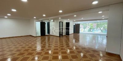 Oficina en arriendo en Envigado, Jardines. Cerca al mall la Casona, Clínica Las Américas y Colsubsidio. Con 200m², segundo piso, ubicada en una zona comercial de alto flujo, ideal para atraer clientes y posicionar tu marca. Perfecta para (tiendas, oficinas, cafeterías, boutiques o negocios de servicios). Incluye baño y cocineta, con fácil acceso a estacionamiento y transporte público. ¡Contáctenos hoy para programar una visita! Descubre más propiedades en: www.rentamospropiedadraiz.com Código:776360
