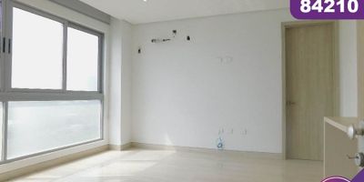 Apartamento en arriendo en la ciudad de Barranquilla ubicado en el sector de alameda del rio, en un edificio con vigilancia privada las 24 Horas y zonas sociales de entretenimiento, piscina, canchas deportivas, salón comunal, el edificio cuenta con 15 pisos, el apartamento se encuentra ubicado en el piso 9, con un área aproximada de 51.70 mt2, distribuidos en 2 habitaciones, 2 baños, la habitación principal cuenta con baño interno, sala-comedor, cocina integral, zona de labores y 1 parqueadero asignado, buena distribución en sus áreas con buenos y modernos acabados, es fresco y acogedor, su entorno es tranquilo, residencial con cómodas vías de acceso y facilidad al transporte publico cercano, sobre el sector puede encontrar, parques, restaurantes, supermercados y centro comercial jardín del rio.